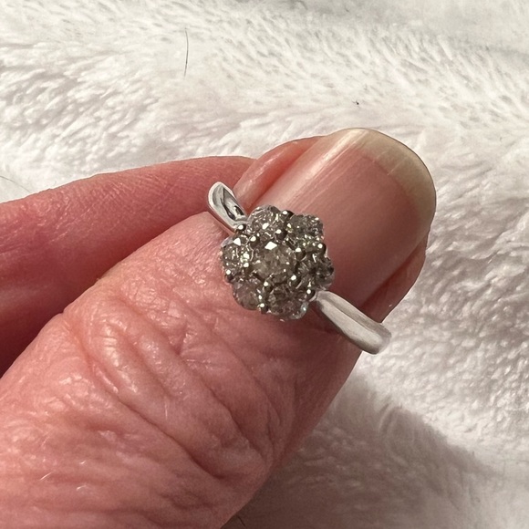 14 kit white gold diamond cluster ring - Picture 2 of 3